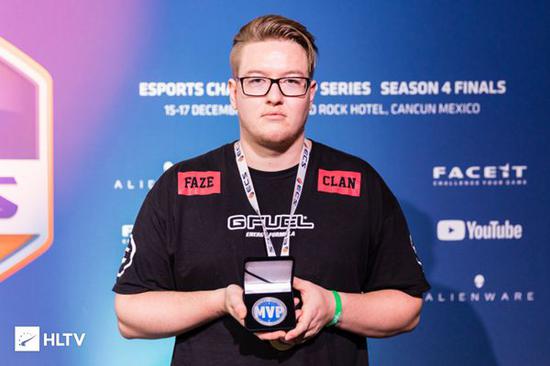 T1夺冠庆典引发争议 Uzi无辜躺枪的离谱一幕